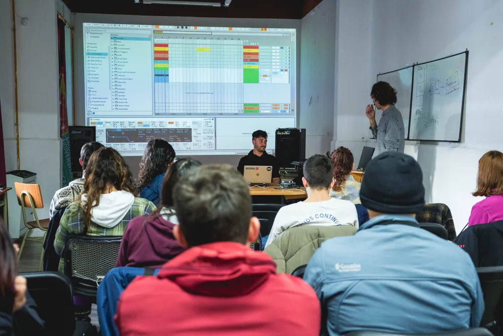 Llega a Lomas de Zamora el taller "Mi Primer Track" del programa Electrónica Bonaerense