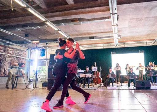 Abrazadxs al Tango llega a Azul con dos días de show, música y baile