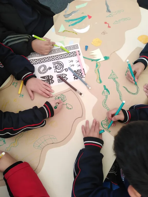 Algo más que ponchos