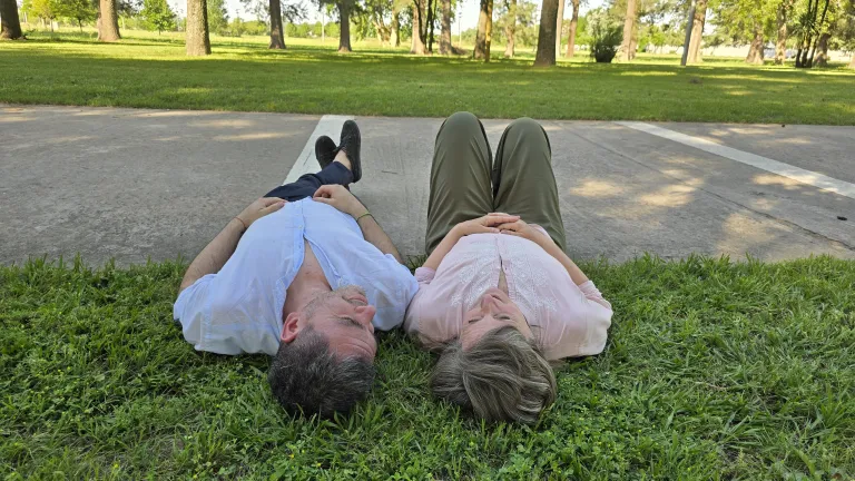 Lo material se paga con plata y el amor con nada