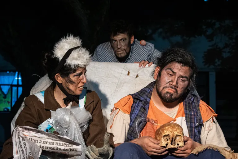 Obra: Algún día morimos pero mientras tanto también (MERLO)