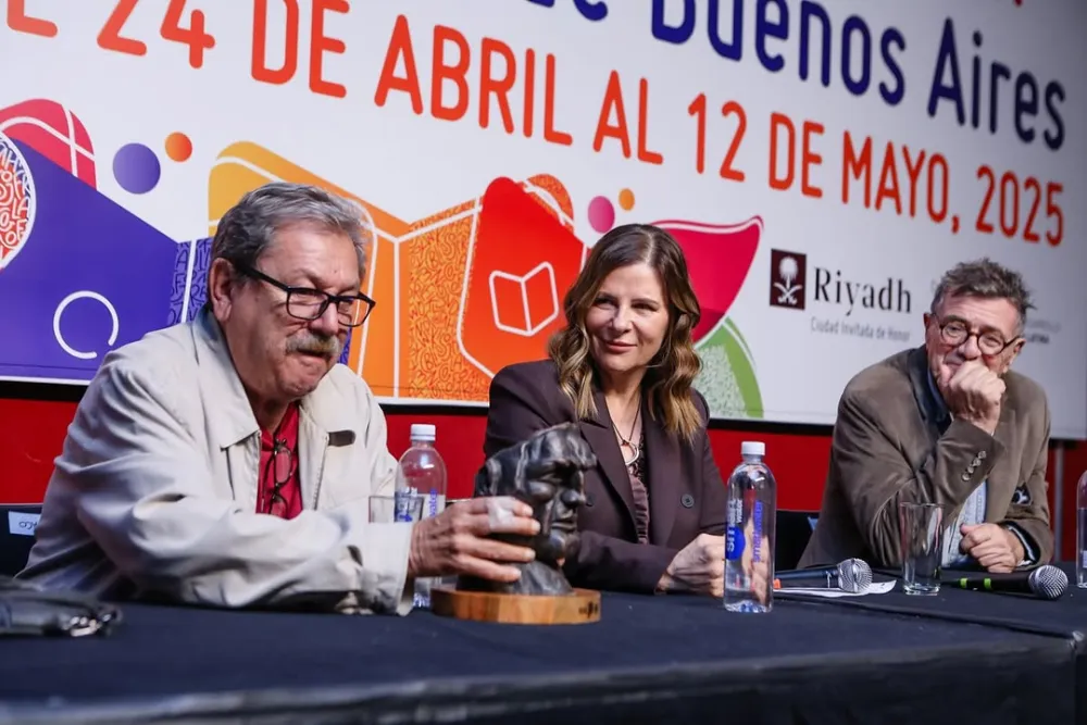 La Provincia homenajeó a Paco Taibo II y a Guillermo Saccomanno en la Feria Internacional del Libro