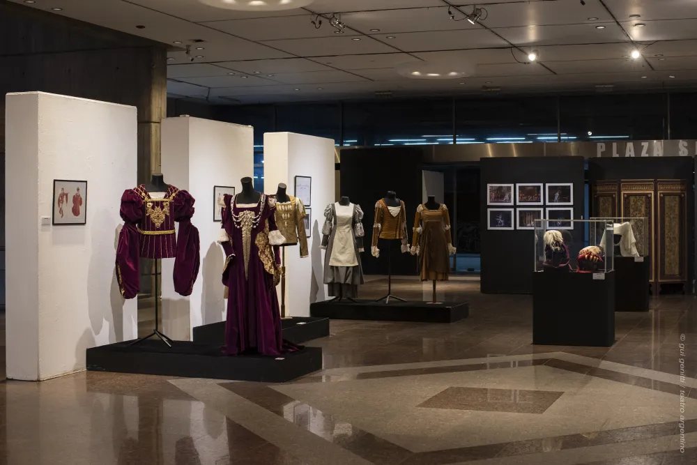 Se exhibe en el Hall de Acceso la exposición “Oficios y saberes en Romeo y Julieta”