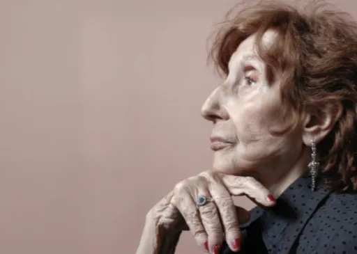 Liliana Viola en el stand de la Provincia presenta su libro “Esta no soy yo. Biografía de Aurora Ven