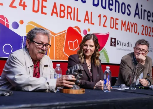 La Provincia homenajeó a Paco Taibo II y a Guillermo Saccomanno en la Feria Internacional del Libro